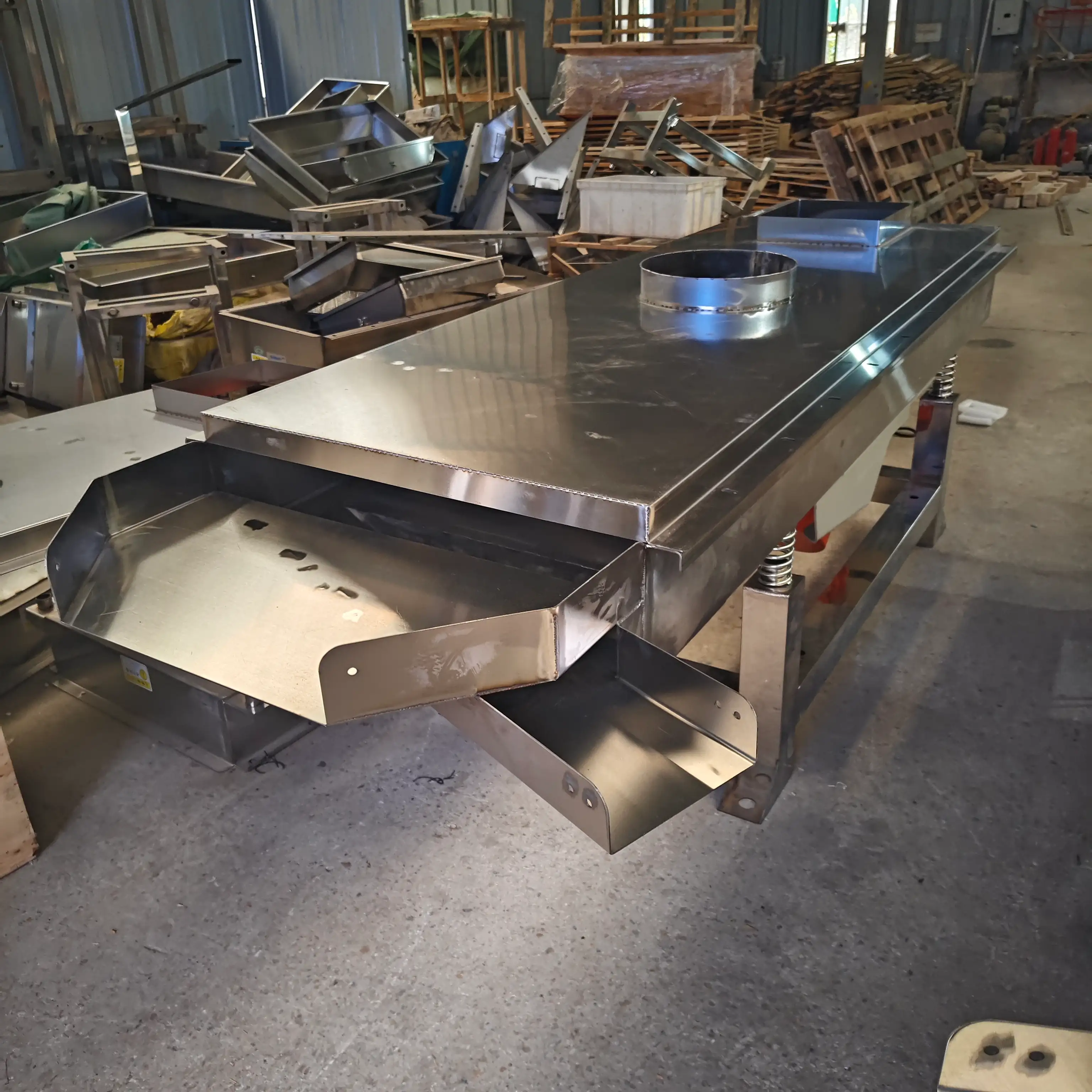 Shen Gong vibrating screen with a customized top cover and feeding opening