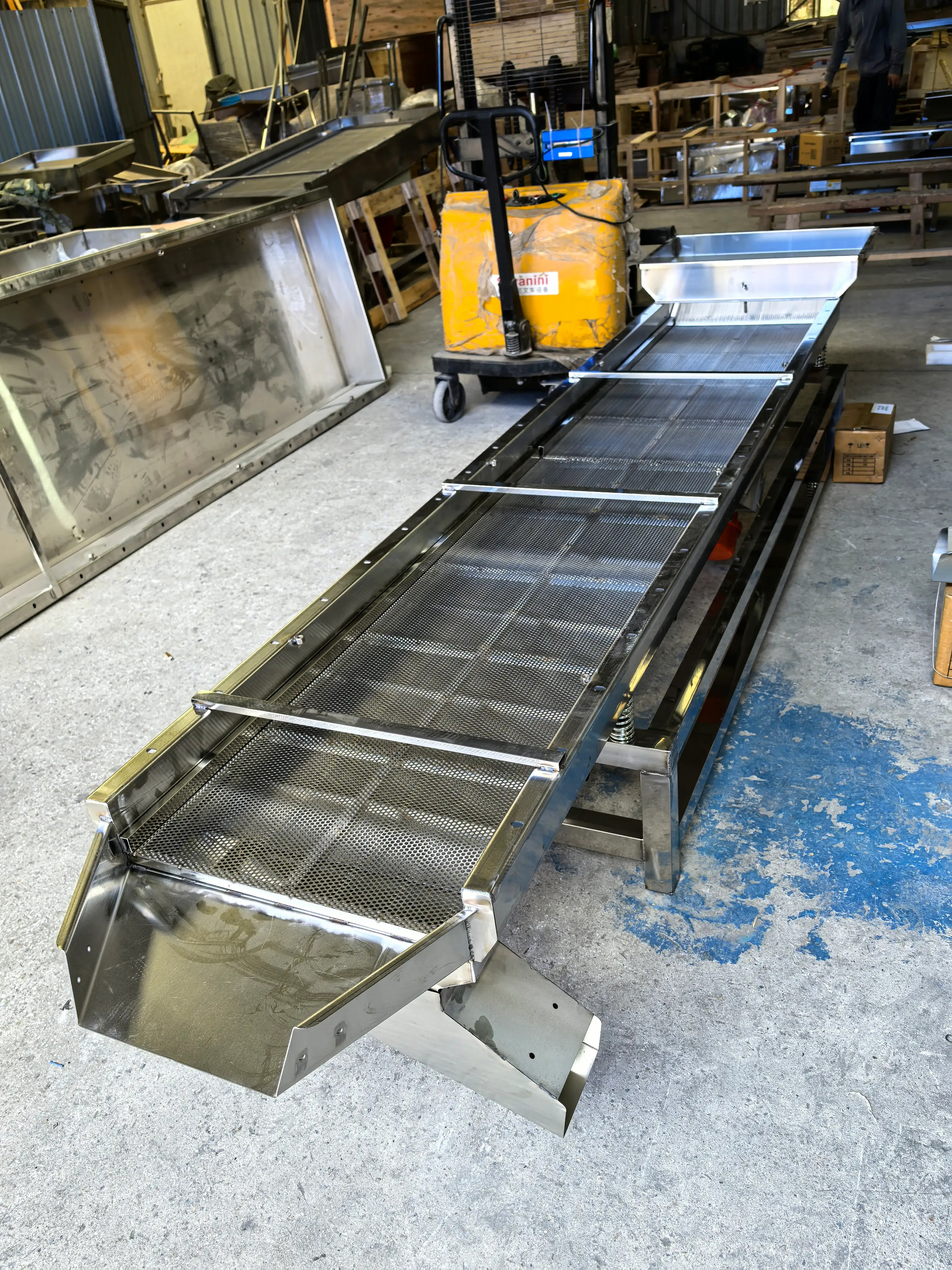 Shen Gong extended linear vibrating screen customized for a longer screening path